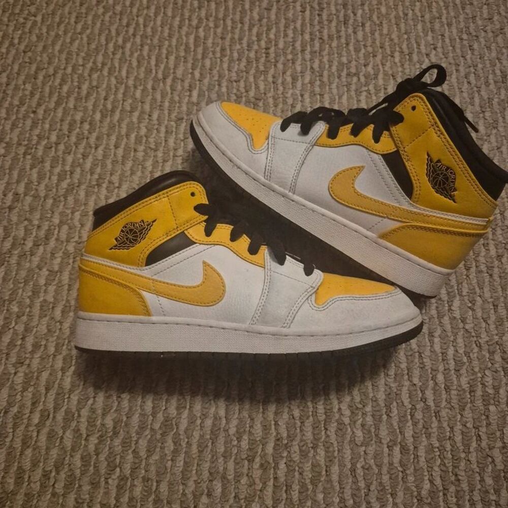 Nike Air Jordan 1 Mid GS āUniversity Goldā SIZE 5Y 554725 170